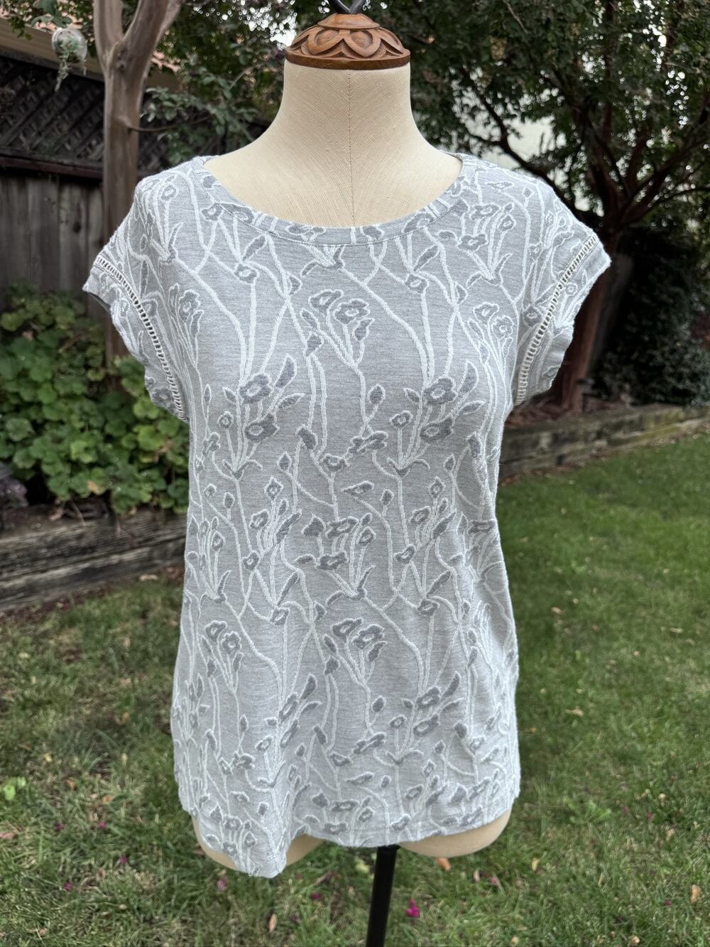 ROSE+OLIVE Women's Gray Floral Knit Shirt Short Sleeve Round Neck Size S